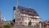 Außenansicht der Jgendherberge Großer Inselsberg